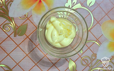 В миске смешать майонез и пропущенный через пресс чеснок.