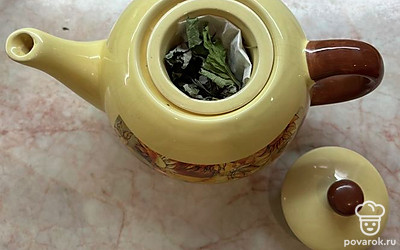 В заварочный чайник поместить листья смородины и мелиссы, пакетик ромашки.