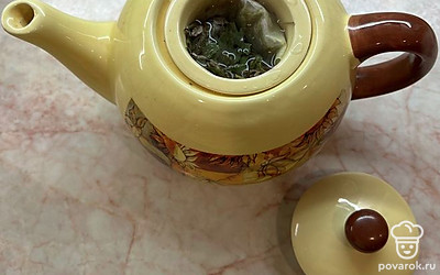 Залить горячей водой, но не кипятком.