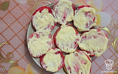 Смазать помидоры майонезно-чесночной смесью.