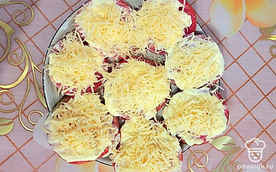 Посыпать сверху тертым сыром.