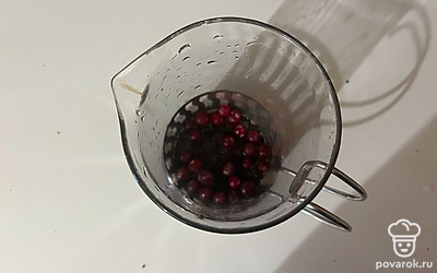 В заварочный чайник поместите чай, сахар и вишню.