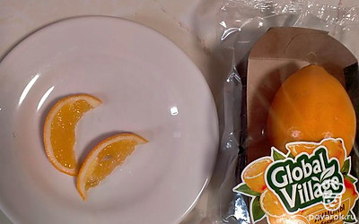 Положить две дольки лимона.