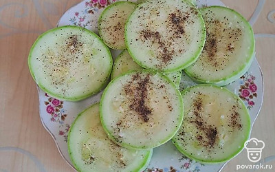 Натираем кабачки измельченным чесноком, солим, перчим по вкусу.