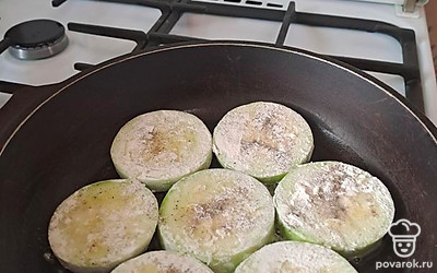 Обваливаем в муке и выкладываем на сковородку, смазанную растительным маслом.