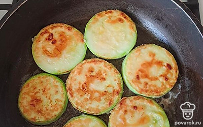 Обжариваем кабачок с двух сторон примерно по 5 минут. Закуска готова.