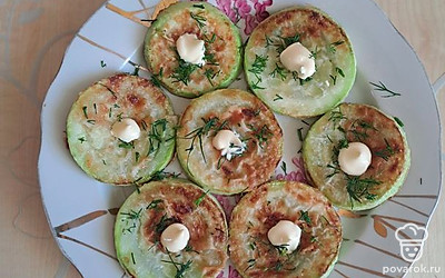 Посыпаем зеленью и украшаем майонезом. Можно подать как в горячем, так и в холодном виде. 