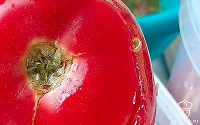 Помыть помидоры, срезать «крышечку». Осторожно, чайной ложкой вынуть мякоть.