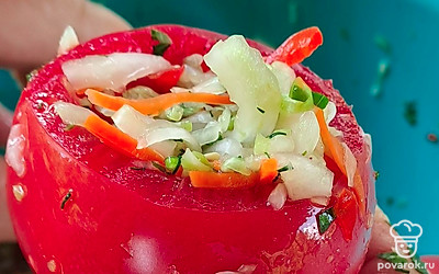 Нафаршировать помидоры капустной смесью.