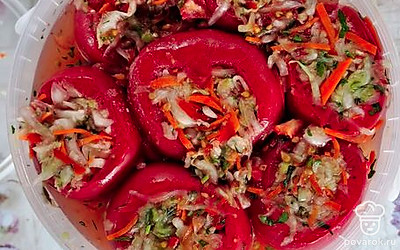 Уложить помидоры в пластиковое ведро.