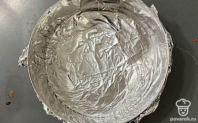 Кольцо для выпечки застелите фольгой.