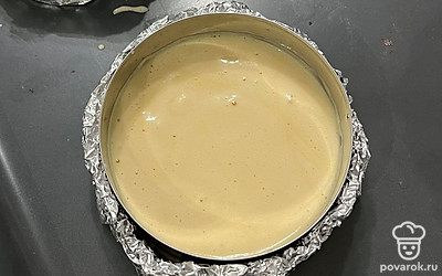 Разлейте тесто по формочкам. Поставьте в духовку на 35-40 минут при 180 градусах.