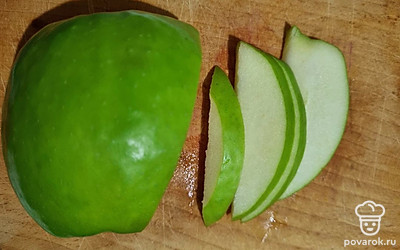 Яблоко помыть и нарезать слайсами, лайм нарезать кольцами. 