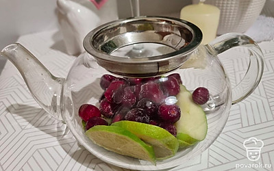 В чайник добавить яблоко, лайм и клюкву.