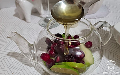 Добавить мед и залить кипятком на 1/3. Дать настояться и долить кипяток до верху. 