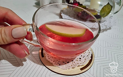 Подавать чай в чашках, по желанию в чашку можно добавить слайс яблока или листочек мяты.