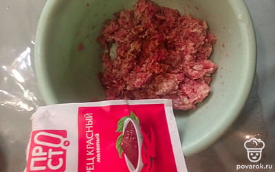 Фарш посолить, поперчить, добавить специи. Перемешать. 