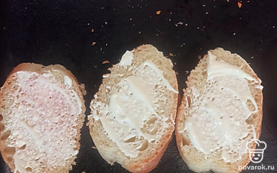 Нарезать батон, намазать майонезом. 