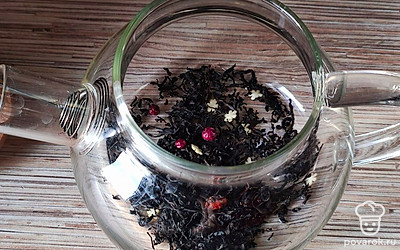 Насыпьте в заварочный чайник черный чай.