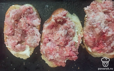 Выложить сверху фарш. 