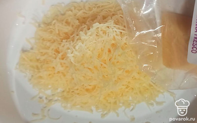 Натереть сыр на мелкой терке. Тоже посыпать заготовки. 
