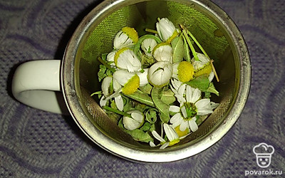 Отделяем листочки вербены лимонной и кладем в заварочную чашку вместе с цветами ромашки.