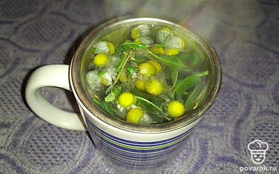 Заливаем кипятком и даем настояться 5 минут.