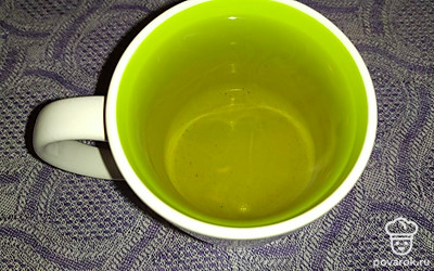 После этого вынимаем ситечко из чашки. Чай готов.