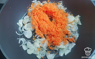 Лук нарезать полукольцами, морковь натереть на мелкой терке. Обжарить на растительном масле до мягкости. 
