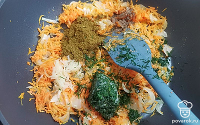 Добавить хмели-сунели, черный молотый перец, измельченный чеснок и укроп. 