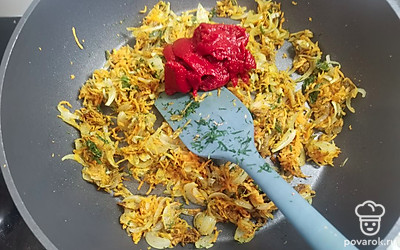 Приправить томатной пастой. Хорошо перемешать. 