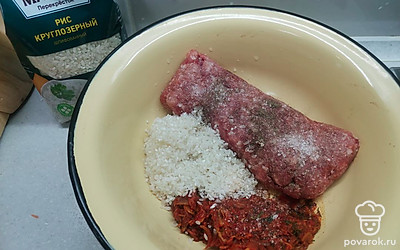 Для начинки соединить фарш, 2/3 зажарки и промытый рис. Посолить и поперчить, хорошо перемешать. 