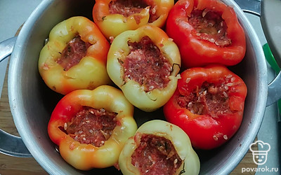 У перцев вырезать плодоножку и сердцевину, нафаршировать. Выложить в кастрюлю. 