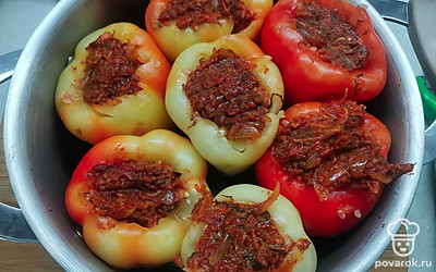 Оставшуюся зажарку разложить шапочкой на перцы. 