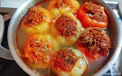 Залить овощи кипятком. Тушить 45 минут на среднем огне под крышкой. 