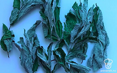 Берём высушенную мяту.