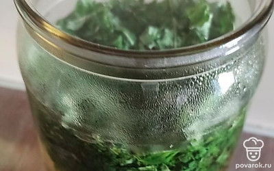 Заливаем кипятком и закрываем крышкой. Оставляем так на 10 минут.