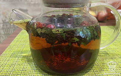 Заливаем кипятком и ждём 12 минут, когда завариться и настоится. Полезный и вкусный чай готов!