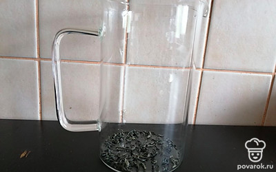 Возьмите пресс или чайник, насыпьте щепотку зеленого чая. 