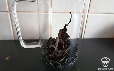 Добавьте листья бадана.