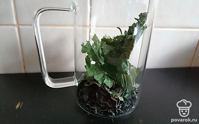 Добавьте листья черной смородины.