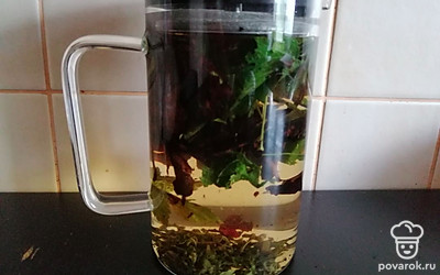 Залейте кипятком и дайте настояться 10 минут.