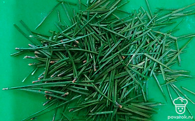 Вскипятите 1 стакан воды, нарежьте иголки на 3-4 части. 