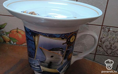 Залейте иголки и настаивайте 20 мин под крышкой (будет присутствовать яркий смолистый аромат). 