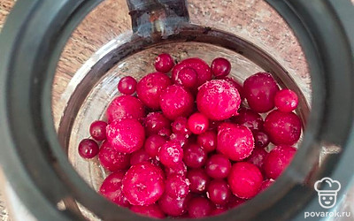 Добавить в заварочный чайник замороженные ягоды.