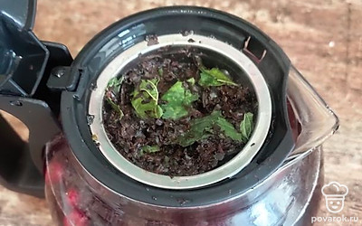 Залить кипятком, настоять 5 минут.