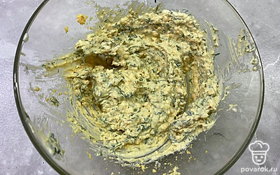 Желтки измельчите вилкой, добавьте майонез, мелко нарезанный укроп, соль и перец. Хорошо перемешайте.