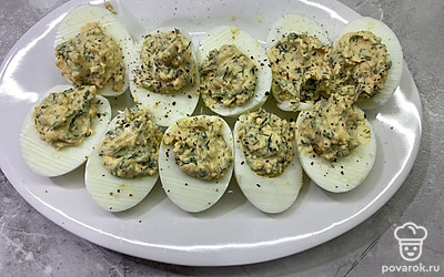 Перед подачей заполните белки начинкой.