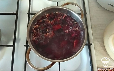 Наливаем воду и ставим кипять. Пару минут. 