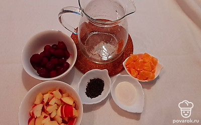 Нарежьте мелко яблоко и мандарин. 